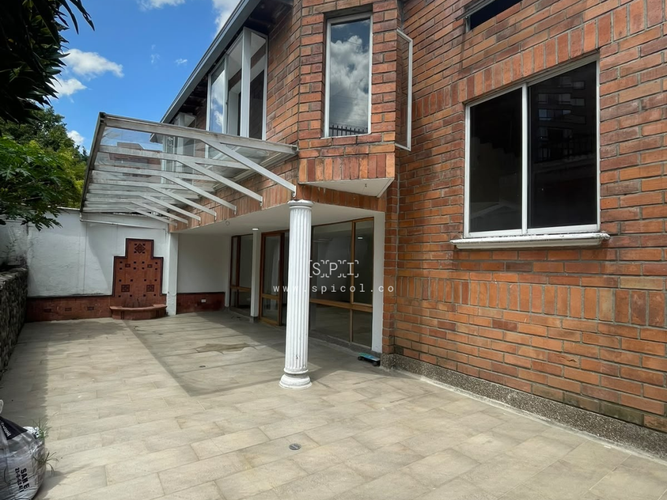 Casa de 5 alcobas en arriendo en El Castillo, Medellín, 330 m² · foto 11 de 24