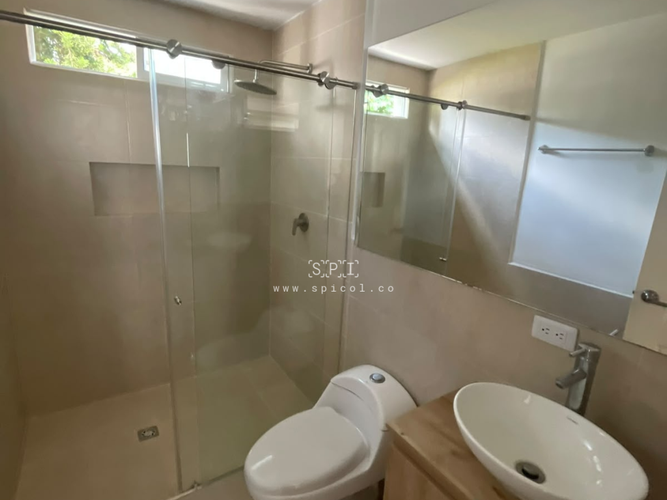 Casa de 5 alcobas en arriendo en El Castillo, Medellín, 330 m² · foto 15 de 24