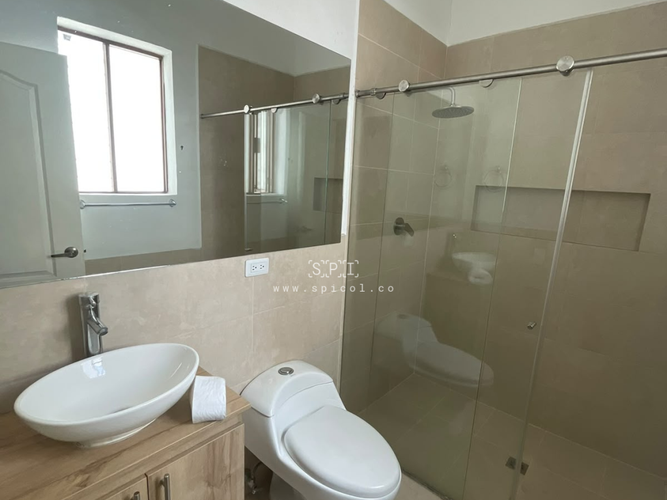 Casa de 5 alcobas en arriendo en El Castillo, Medellín, 330 m² · foto 19 de 24