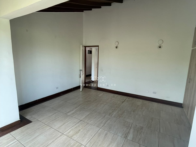 Casa de 5 alcobas en arriendo en El Castillo, Medellín, 330 m² · foto 21 de 24