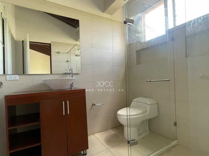 Casa de 5 alcobas en arriendo en El Castillo, Medellín, 330 m² · foto 22 de 24