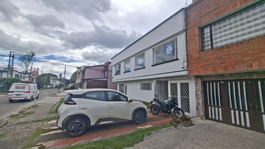 Casa de 7 alcobas en arriendo en Engativá, Bogotá, 350 m² · foto 2 de 24