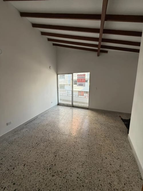 Casa de 5 alcobas en arriendo en La Floresta, Medellín, 180 m² · foto 2 de 10