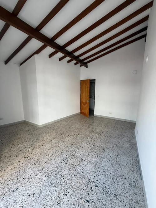 Casa de 5 alcobas en arriendo en La Floresta, Medellín, 180 m² · foto 4 de 10