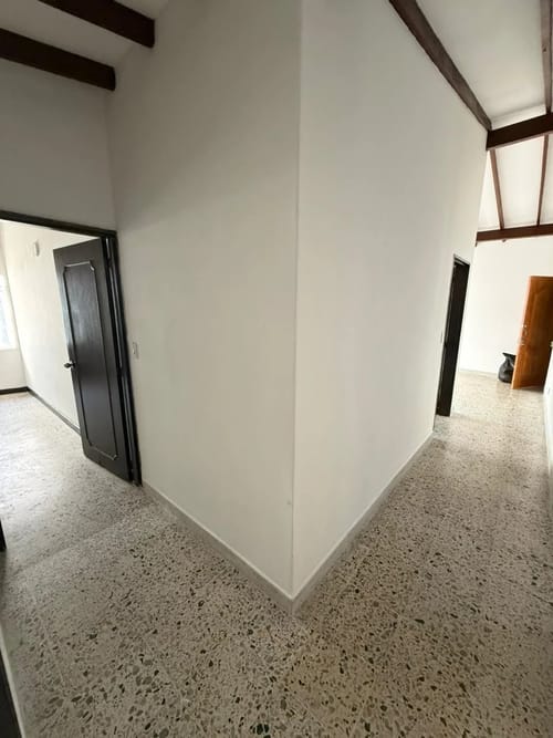 Casa de 5 alcobas en arriendo en La Floresta, Medellín, 180 m² · foto 5 de 10