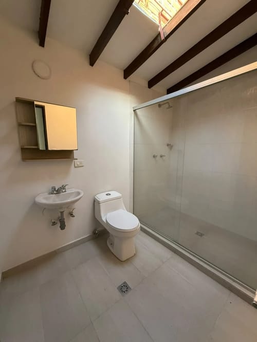 Casa de 5 alcobas en arriendo en La Floresta, Medellín, 180 m² · foto 6 de 10