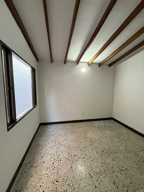 Casa de 5 alcobas en arriendo en La Floresta, Medellín, 180 m² · foto 7 de 10