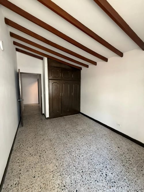 Casa de 5 alcobas en arriendo en La Floresta, Medellín, 180 m² · foto 8 de 10