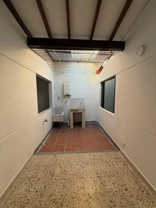 Casa de 5 alcobas en arriendo en La Floresta, Medellín, 180 m² · foto 9 de 10