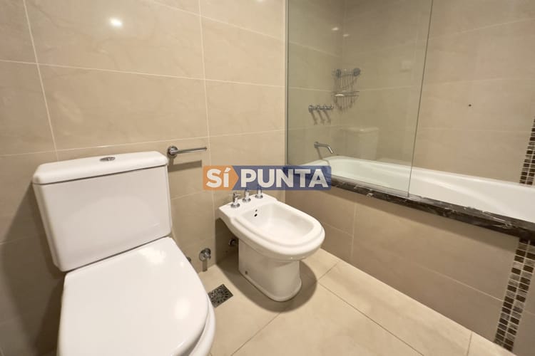 Apartamento 3 dormitorios en alquiler Playa Mansa · Photo 7