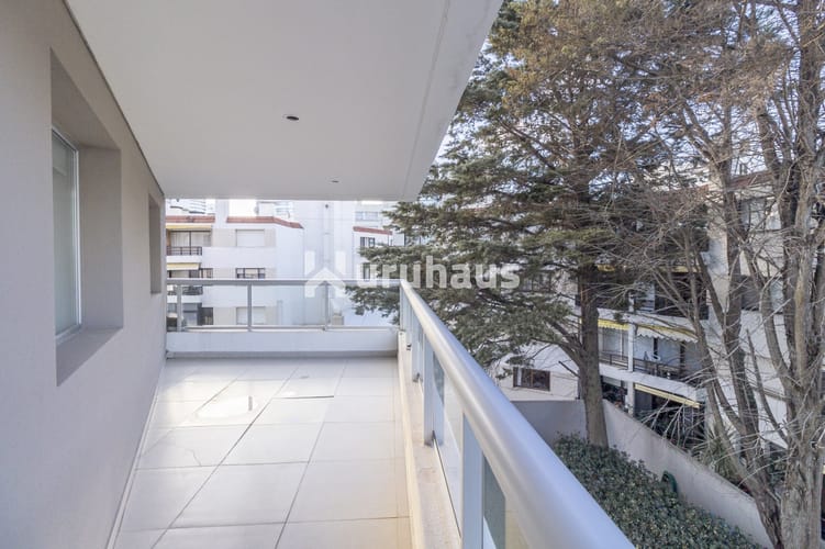ALQUILER APARTAMENTO TRES DORMITORIOS PLAYA BRAVA EDIFICIO BRAVA BIARRITZ · Foto 2