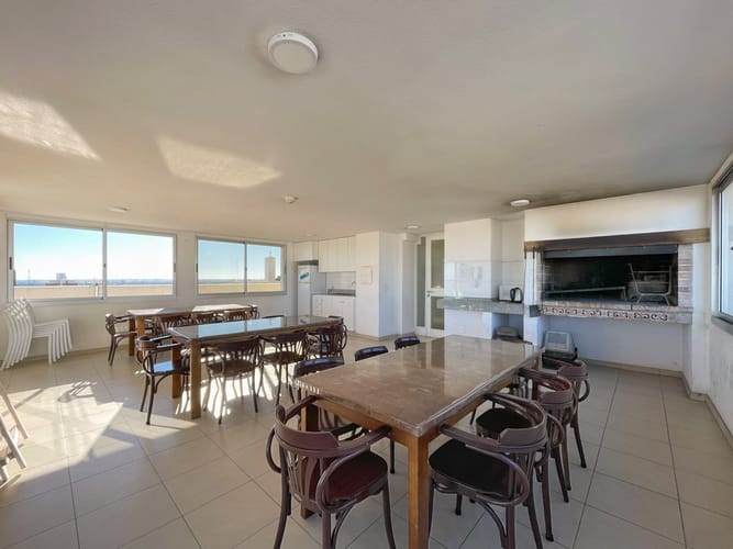 Moderno Apartamento en Alquiler con Terraza y Vistas Panorámicas, garage lugar fijo. 4to piso · Foto 1