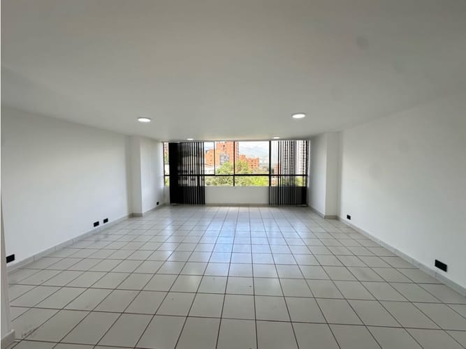 Apartamento de 3 alcobas en arriendo en El Castillo, Medellín, 130 m² · foto 2 de 24