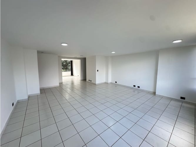 Apartamento de 3 alcobas en arriendo en El Castillo, Medellín, 130 m² · foto 3 de 24