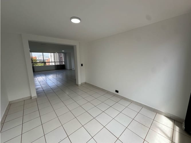 Apartamento de 3 alcobas en arriendo en El Castillo, Medellín, 130 m² · foto 7 de 24