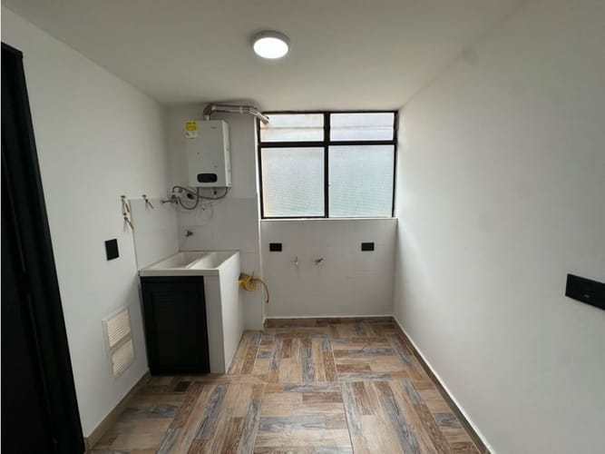 Apartamento de 3 alcobas en arriendo en El Castillo, Medellín, 130 m² · foto 10 de 24