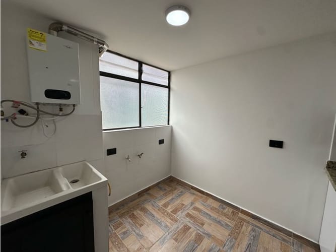 Apartamento de 3 alcobas en arriendo en El Castillo, Medellín, 130 m² · foto 14 de 24
