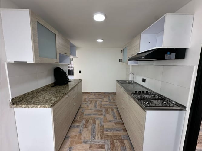 Apartamento de 3 alcobas en arriendo en El Castillo, Medellín, 130 m² · foto 16 de 24