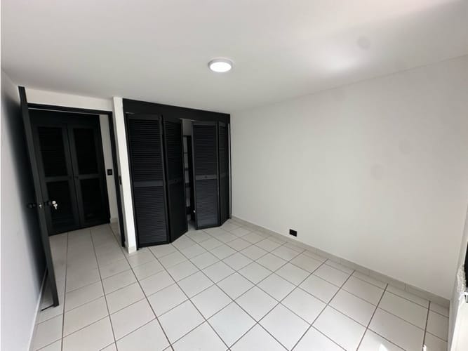 Apartamento de 3 alcobas en arriendo en El Castillo, Medellín, 130 m² · foto 19 de 24