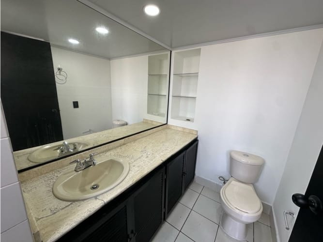 Apartamento de 3 alcobas en arriendo en El Castillo, Medellín, 130 m² · foto 21 de 24