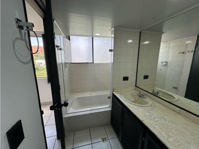Apartamento de 3 alcobas en arriendo en El Castillo, Medellín, 130 m² · foto 23 de 24