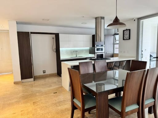 Apartamento de 3 alcobas en arriendo en Los Balsos, Medellín, 227 m² · foto 2 de 18