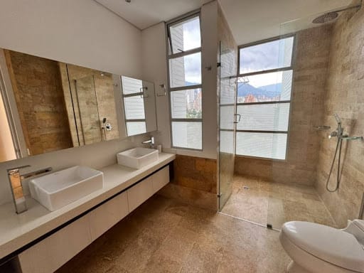 Apartamento de 3 alcobas en arriendo en Los Balsos, Medellín, 227 m² · foto 8 de 18