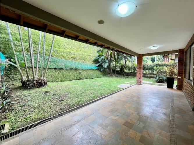 Casa de 3 alcobas en venta en El Tesoro, Medellín, 240 m² · foto 2 de 14