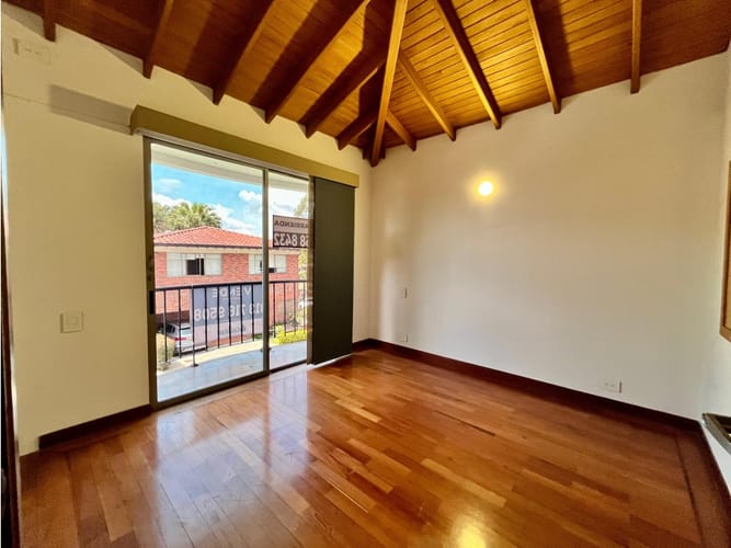 Casa de 3 alcobas en venta en El Tesoro, Medellín, 240 m² · foto 14 de 14