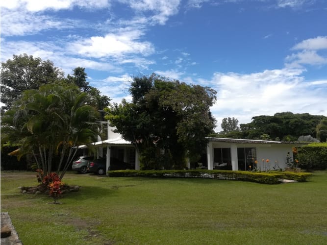 Casa de 6 alcobas en venta en Las Mercedes, Jamundí, 250 m² · foto 2 de 11