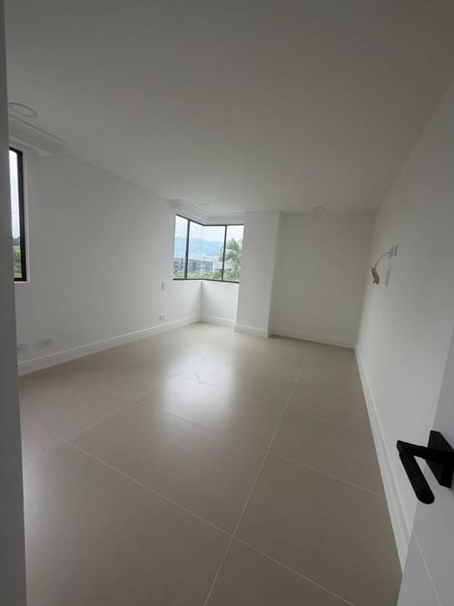 Apartamento de 3 alcobas en venta en Oviedo, Medellín, 150 m² · foto 3 de 17