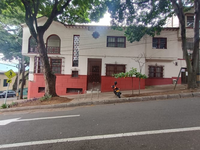 Casa de 13 alcobas en arriendo en Prado, Medellín, 550 m² · foto 2 de 24