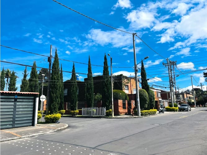 Casa de 2 alcobas en venta en La Esmeralda, Bogotá, 259 m² · foto 2 de 24