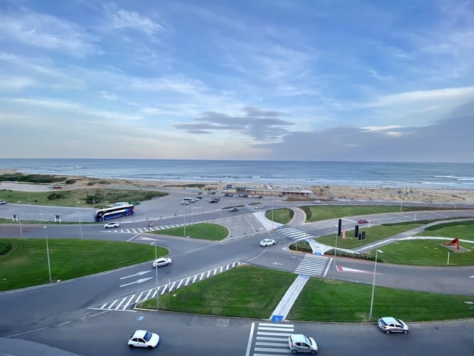 ALQUILER APARTAMENTO 3 DORMITORIOS Y DEPENDENCIA EDIFICIO IMPERIALE PUNTA DEL ESTE · Foto 2