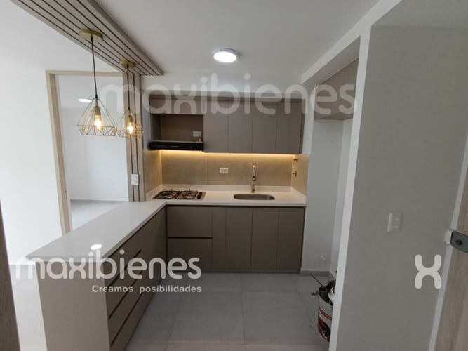 Apartamento de 3 alcobas en arriendo en Los Colores, Medellín, 78 m² · foto 4 de 16