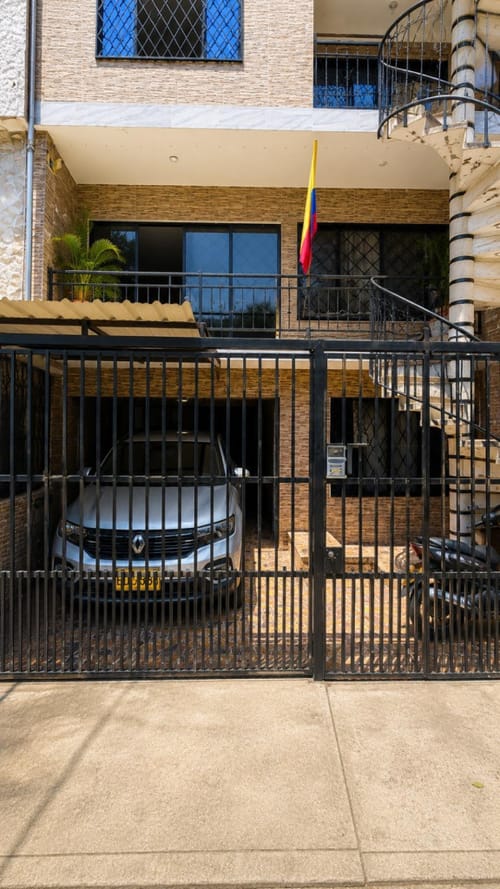 Casa de 8 alcobas en venta en Siete De Agosto, Cali, 380 m² · foto 2 de 18