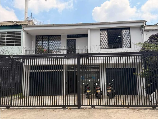 Casa de 4 alcobas en venta en San Vicente, Cali, 315 m² · foto 2 de 24