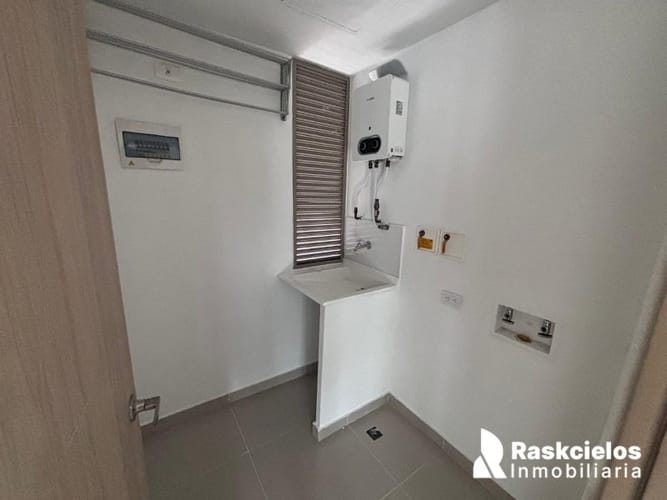 Apartamento de 3 alcobas en arriendo en Loma Del Esmeraldal, Envigado, 112 m² · foto 10 de 11