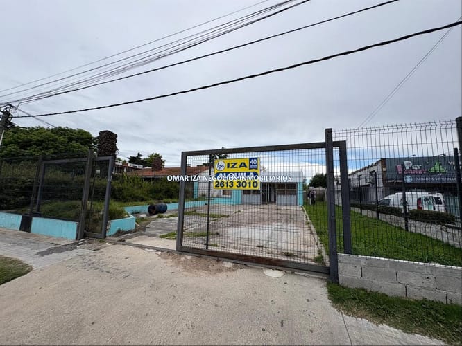 ALQUILER LOCAL COMERCIAL SOBRE AV ITALIA, EXPLANADA AL FRENTE, REJA PERIMETRAL, OFICINA, VESTUARIOS,