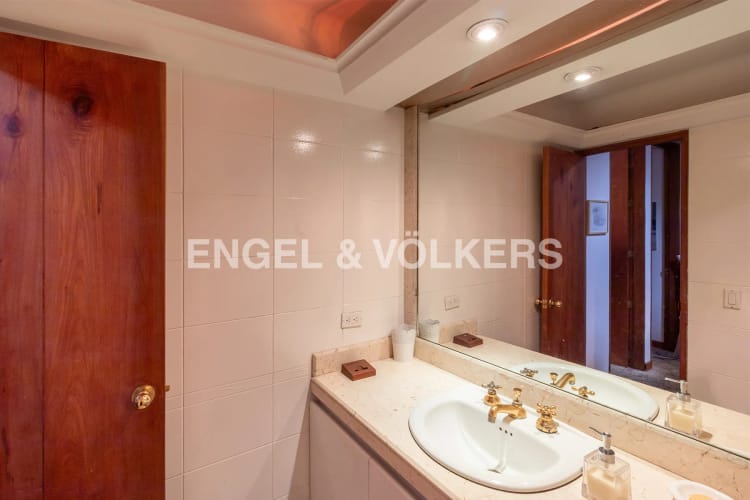 Apartamento de 3 alcobas en venta en Los Rosales, Bogotá, 271 m² · foto 11 de 13