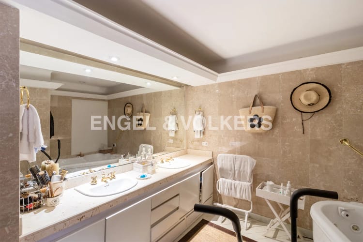 Apartamento de 3 alcobas en venta en Los Rosales, Bogotá, 271 m² · foto 9 de 13