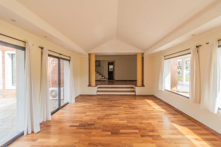 Casa en alquiler de 5 dormitorios c/cochera en Barrio Privado Carmel · Foto 3