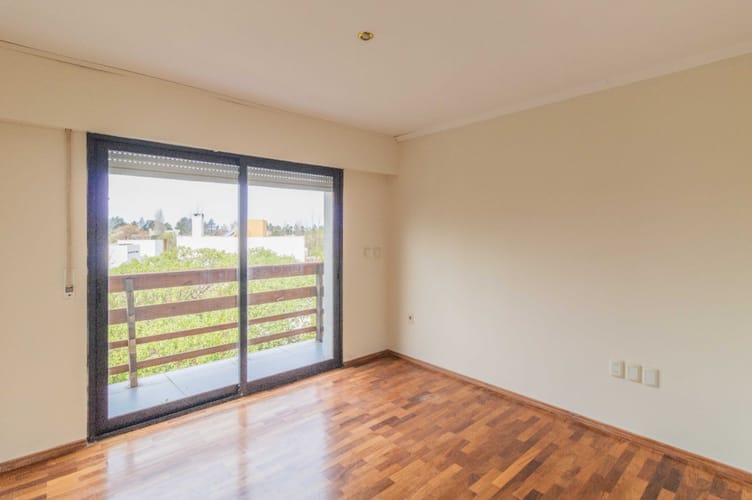 Casa en alquiler de 5 dormitorios c/cochera en Barrio Privado Carmel · Foto 5