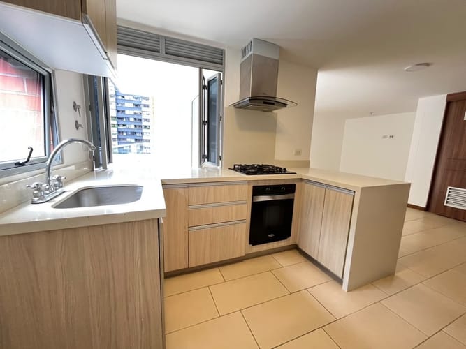 Apartamento de 3 alcobas en arriendo en Loma De Las Brujas, Envigado, 130 m² · foto 2 de 16