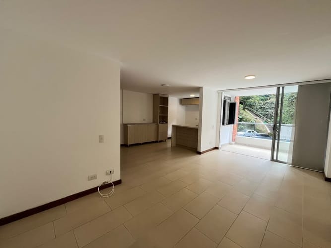 Apartamento de 3 alcobas en arriendo en Loma De Las Brujas, Envigado, 130 m² · foto 3 de 16