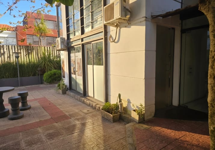 Alquiler Oficina o Local Comercial en Carrasco Próximo a Arocena · Foto 3