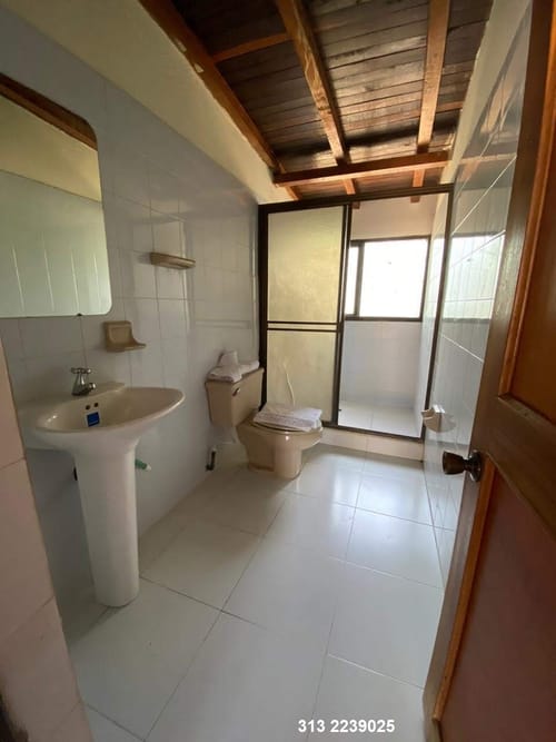 Casa de 8 alcobas en venta en Ricaurte · foto 2 de 11