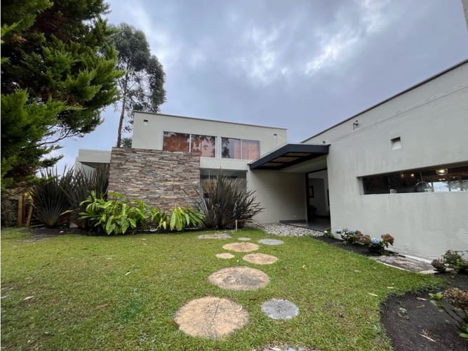 Casa de 5 alcobas en arriendo en Santa Catalina, Medellín, 450 m² · foto 2 de 24