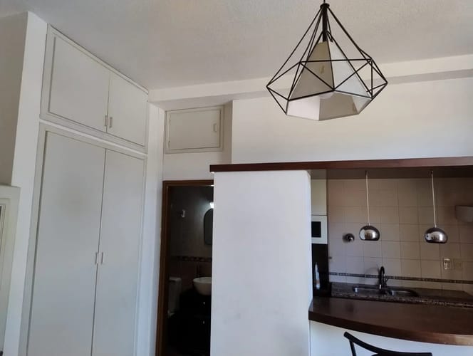 ALQUILER EN ATAHUALPA, MONO AMBIENTE CON PEQUEÑO ENTRE PISO, AL FRENTE, POR ESCALERA CON GASTOS COMUNES BAJOS, SEMI EQUIPADO · Foto 1