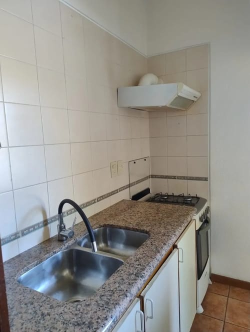 ALQUILER EN ATAHUALPA, MONO AMBIENTE CON PEQUEÑO ENTRE PISO, AL FRENTE, POR ESCALERA CON GASTOS COMUNES BAJOS, SEMI EQUIPADO · Foto 3